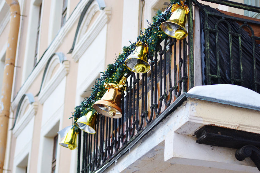 Christmas Decorating Tips for Your Apartment Balcony.