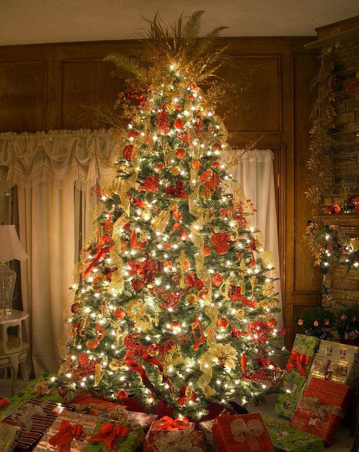 MESMERIZING GOLDEN CHRISTMAS TREE DECORATION....  Godfather Style