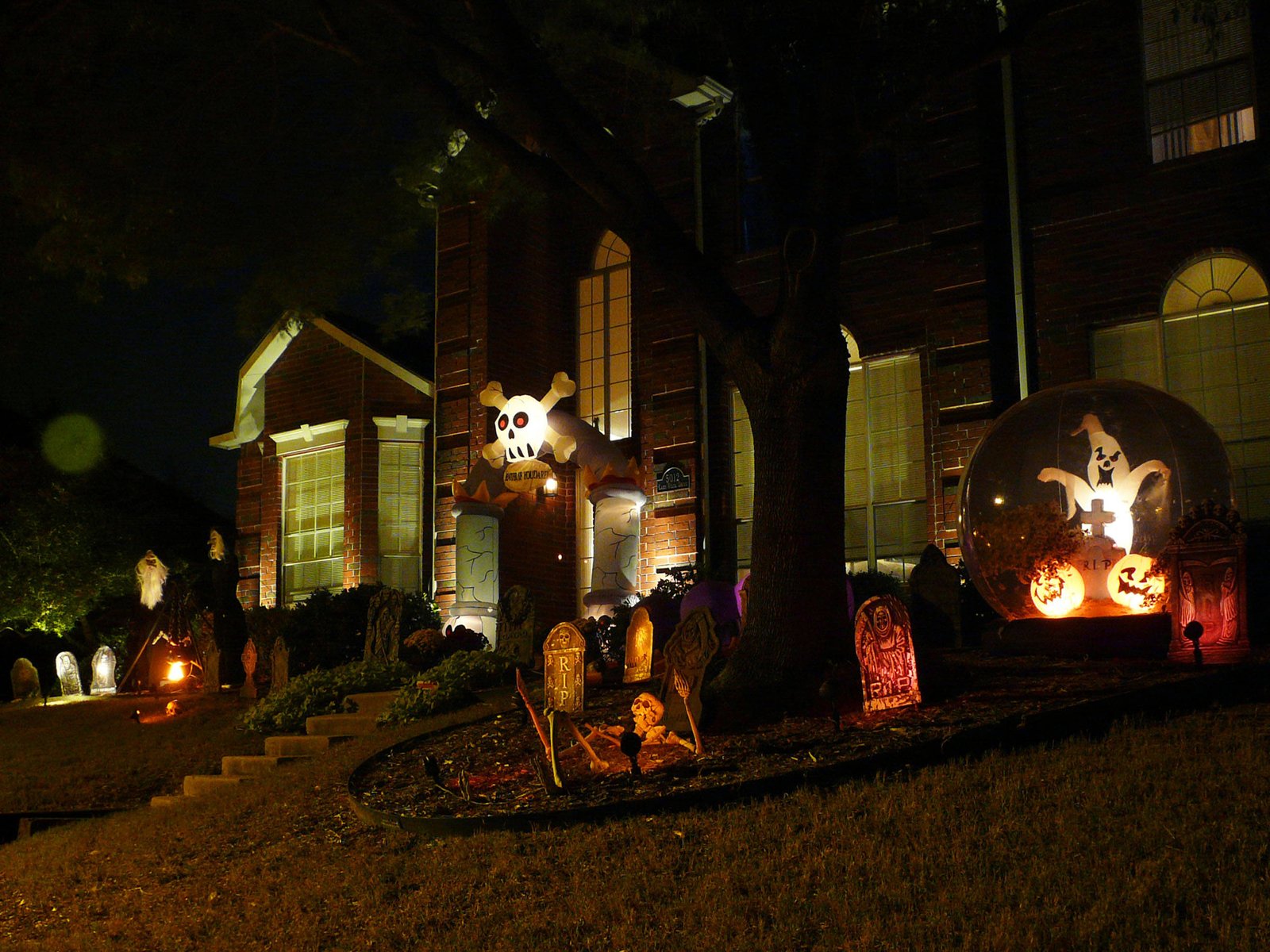 SPOOKY OUTDOOR  DECORATIONS  FOR THE HALLOWEEN  NIGHT 