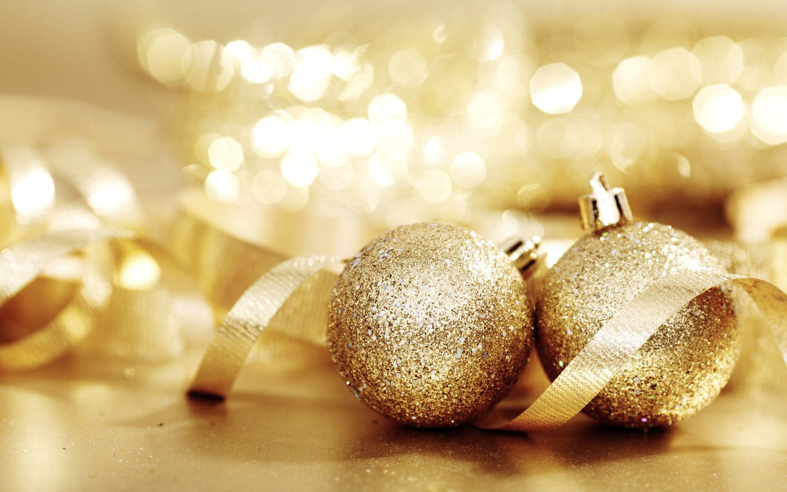 DAZZLING GOLD CHRISTMAS DECORATION INSPIRATIONS...... Godfather Style