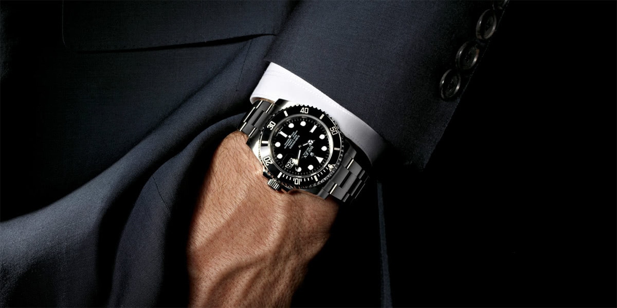 К чему снятся наручные часы на руке. Часы ролекс черные мужские. Часы дорогие мужские белые. Rolex man реклама. Часы с ногами.